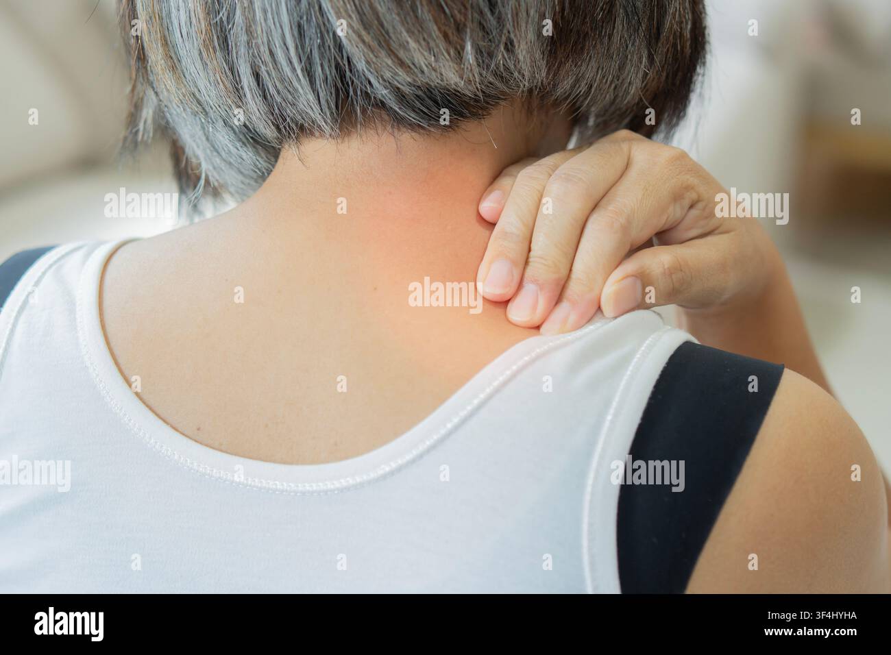 Femme mûre souffrant de douleurs au cou et aux épaules, gros plan. Douleur à l'épaule. Douleur au bras, Personnes ayant des problèmes de muscles, Soins de santé et médecine co Banque D'Images