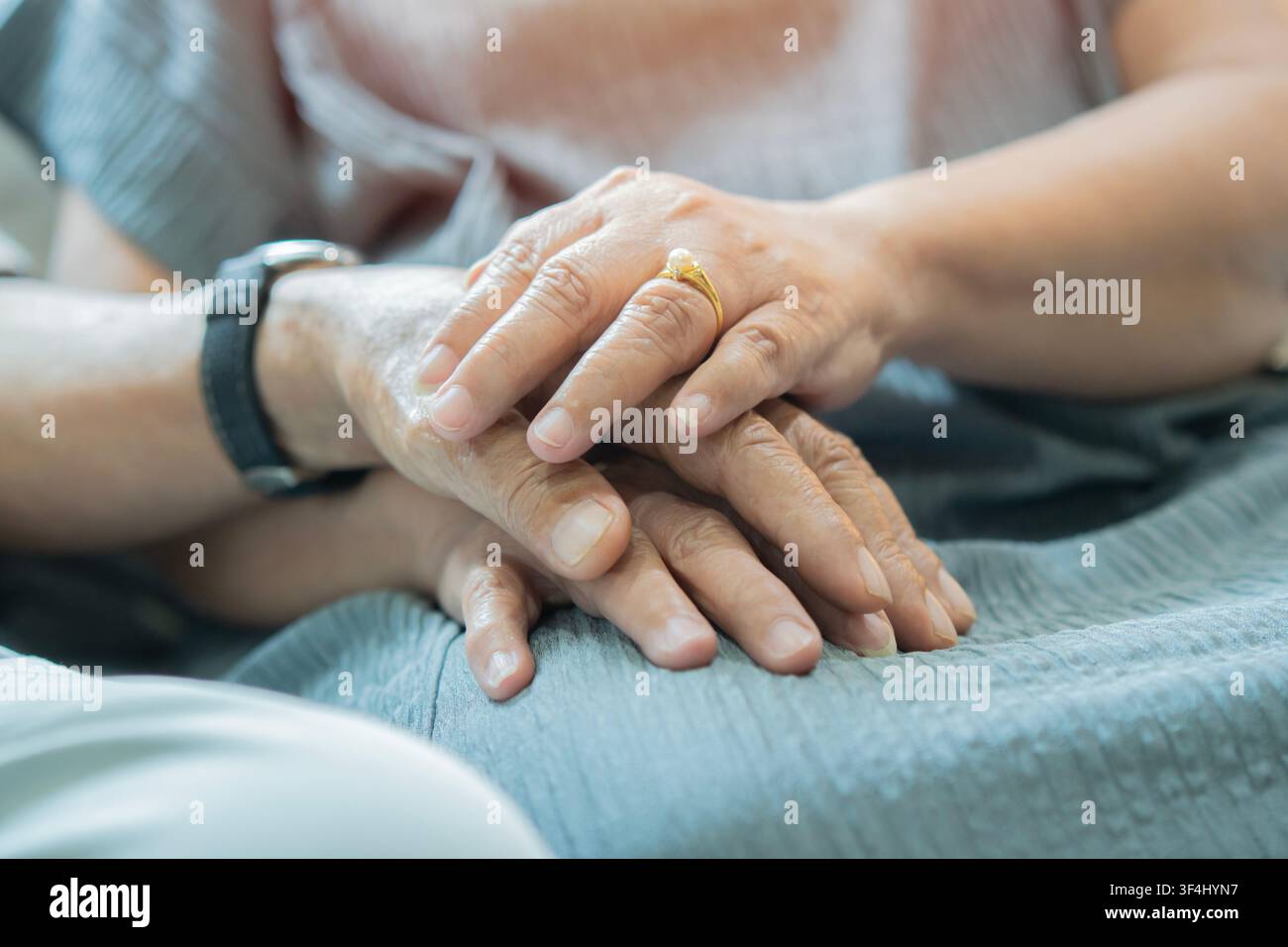 Close up d'un couple de personnes âgées se tenant la main pour le soutien de lien et le mariage ensemble. Mise au point sélective sur l'homme et la femme se tenant la main l'un de l'autre. Banque D'Images