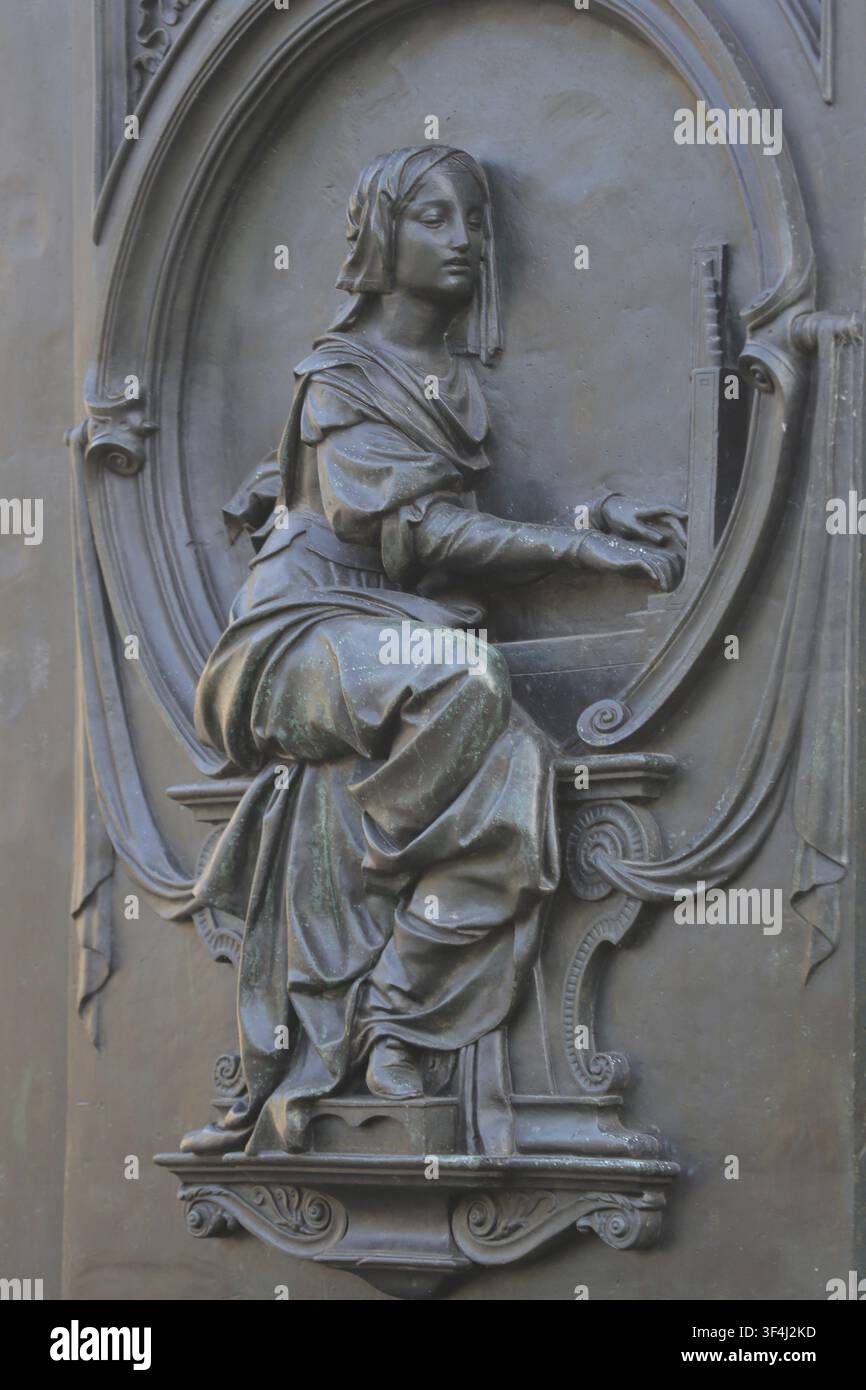 Relief monochrome gris représentant Cécile de Rome, sainte patronne de la musique d'église, musicienne, allégorie, symbole, musique, monument de Beethoven, Muensterplatz Banque D'Images