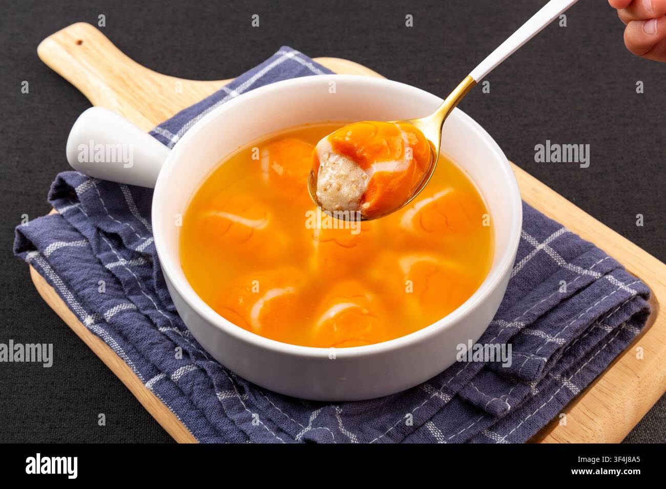 Boulettes de riz gluant en forme de poisson avec garniture au sésame Banque D'Images