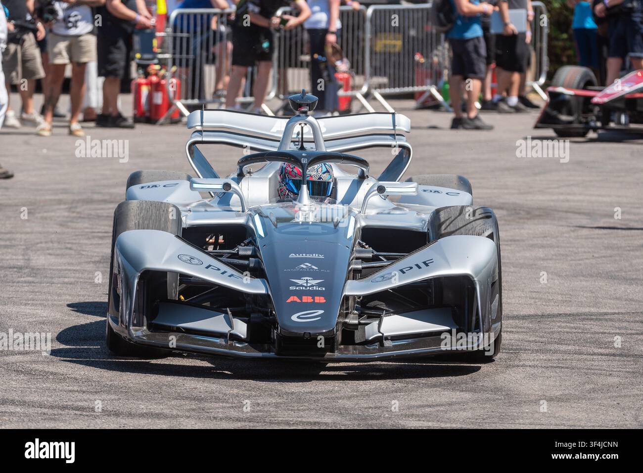 Voiture de course 2026 Spark GEN4 ABB FIA Formula E World Championship dans la zone de montage lors de l'événement automobile Goodwood Festival of Speed 2026. Banque D'Images