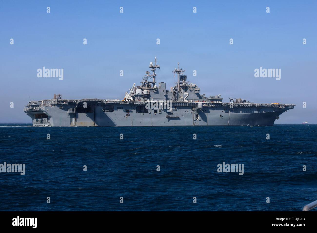 Bâtiment d'assaut anphibie de classe Wasp USS Essex (LHD 2) entre dans Los Angeles lors de la Los Angeles Fleet Week, le 19 mai 2026. Los Angeles Fleet Week, non Banque D'Images