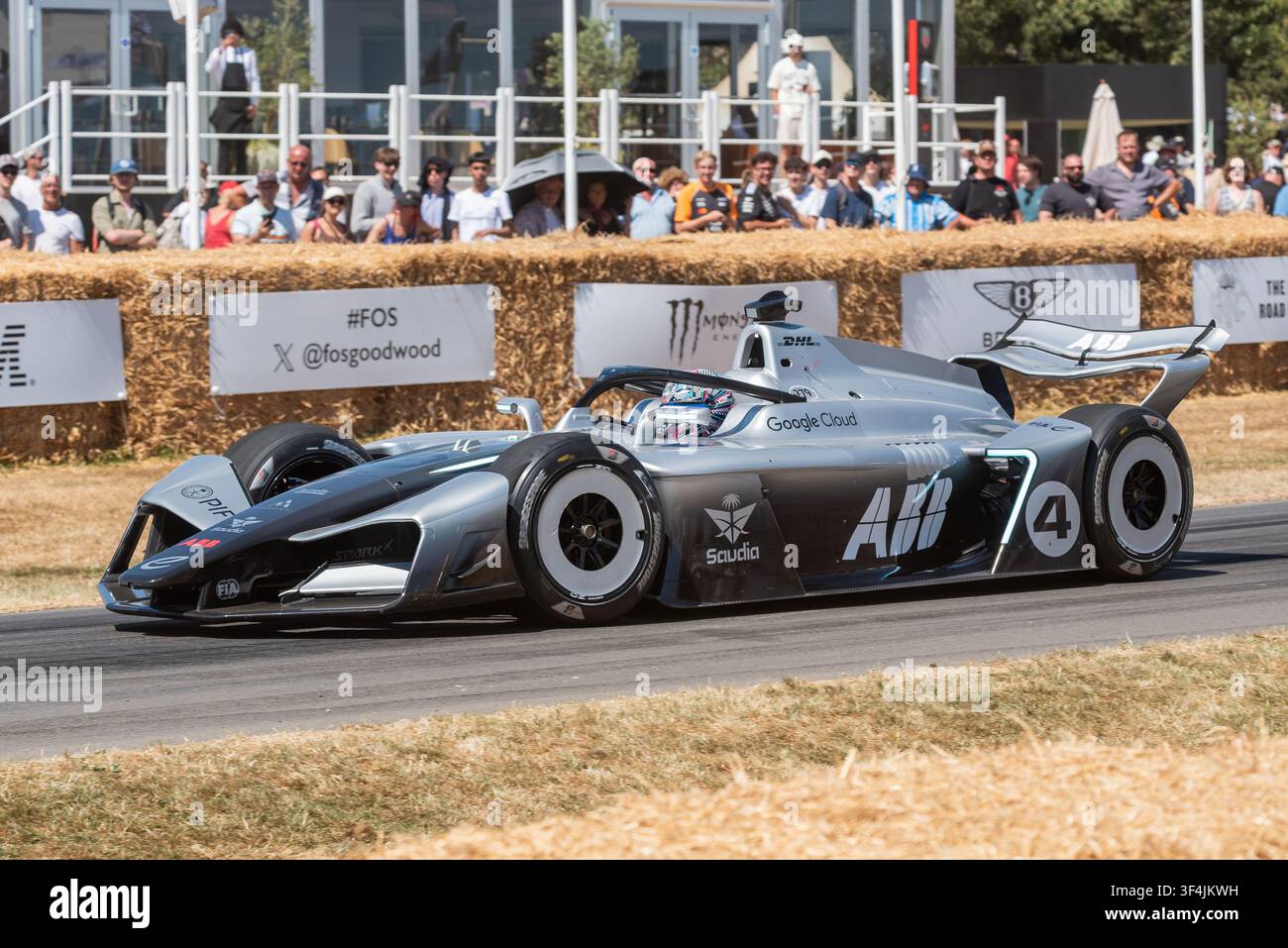 Voiture Formula E Gen4 roulant sur la piste de montée en côte lors de l'événement automobile Goodwood Festival of Speed 2026. Banque D'Images