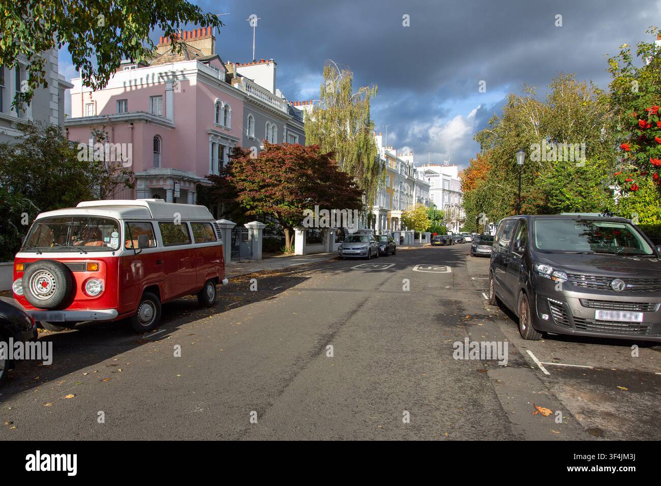 Une rue résidentielle avec une camionnette camping-car à Notting Hill, Londres, Angleterre Banque D'Images