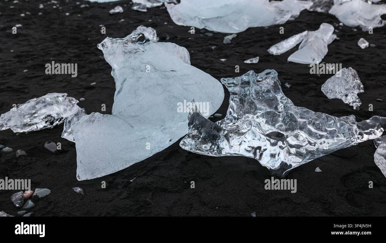 Morceaux de glace sur le sable noir de Diamond Beach en Islande Banque D'Images