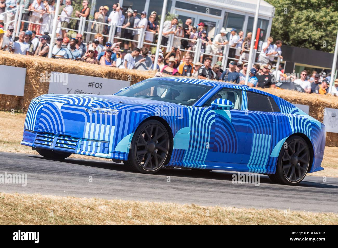 Voiture Jaguar Type 01 roulant sur la piste de montée lors de l'événement automobile Goodwood Festival of Speed 2026. Entièrement électrique, Grand Tourer (GT) à quatre portes Banque D'Images