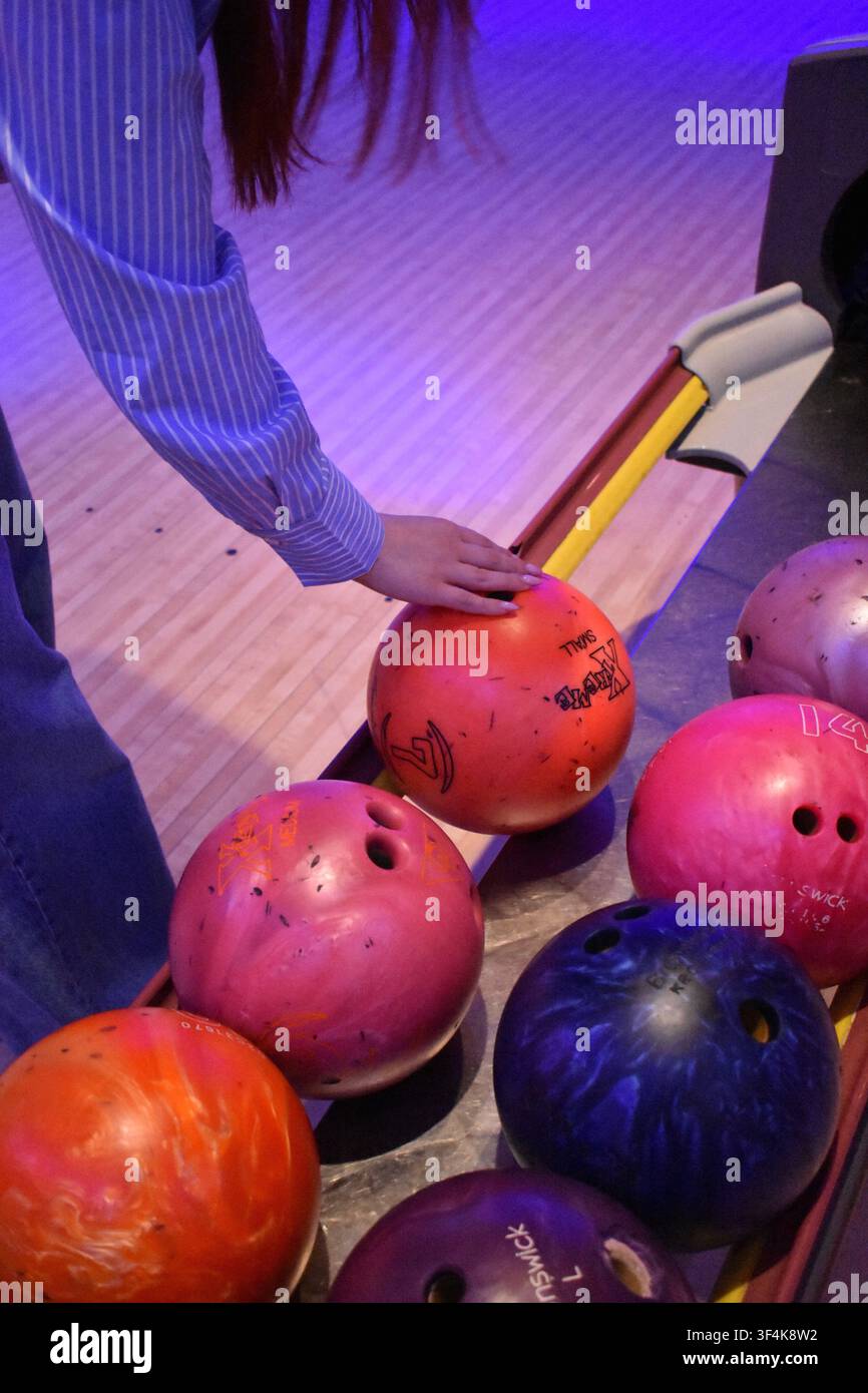 Choisir une boule de bowling dans une alley de bowling Banque D'Images
