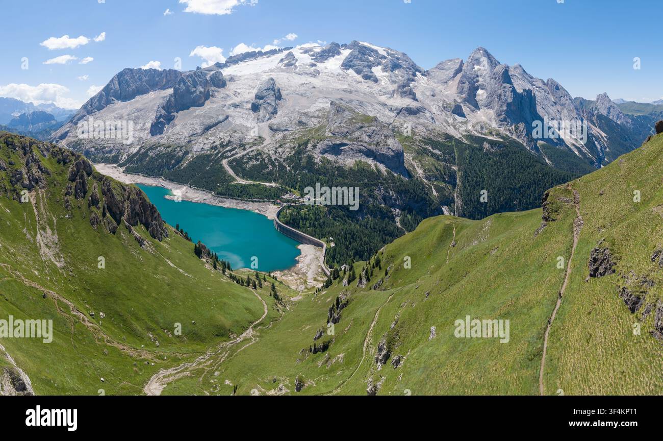 Vue aérienne du lac de Fedaia et du glacier du Marmolada dans les Dolomites, Italie. Banque D'Images