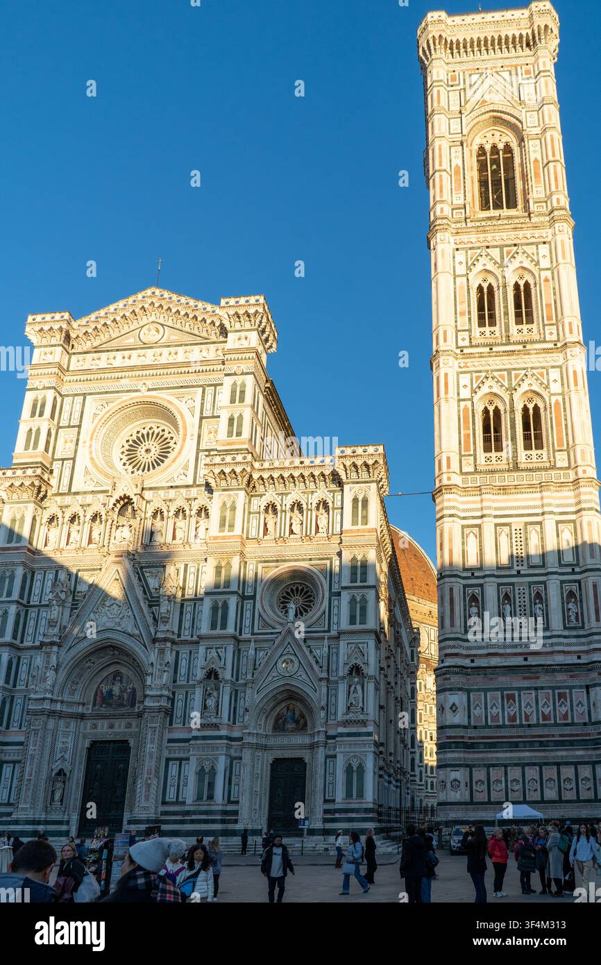 La cathédrale emblématique de Florence, également connue sous le nom de Cattedrale di Santa Maria del Fiore, se dresse fièrement avec son dôme magnifique et le Giotto's adjacent Banque D'Images