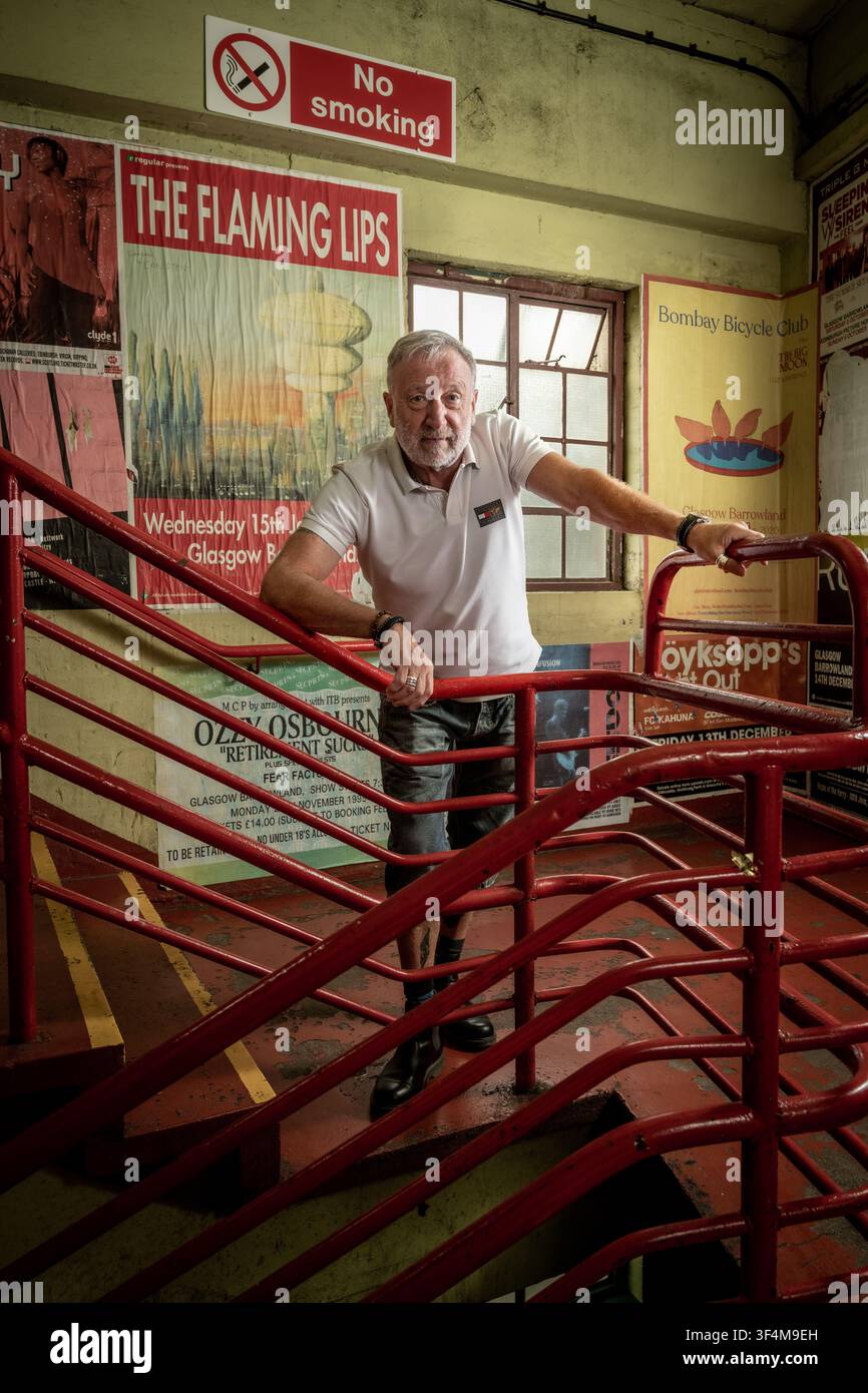 Portrait du guitariste Peter Hook dans les coulisses du Barrowlands à Glasgow Banque D'Images