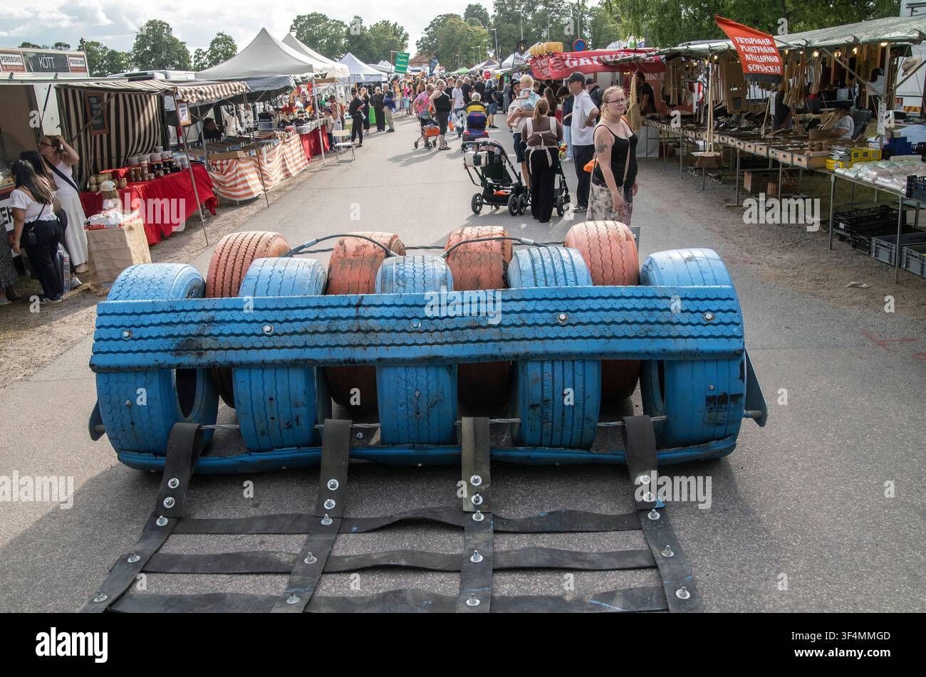 Barrières pour les voitures, entrée interdite au marché annuel de Malmköping, Suède, fin juillet. Banque D'Images
