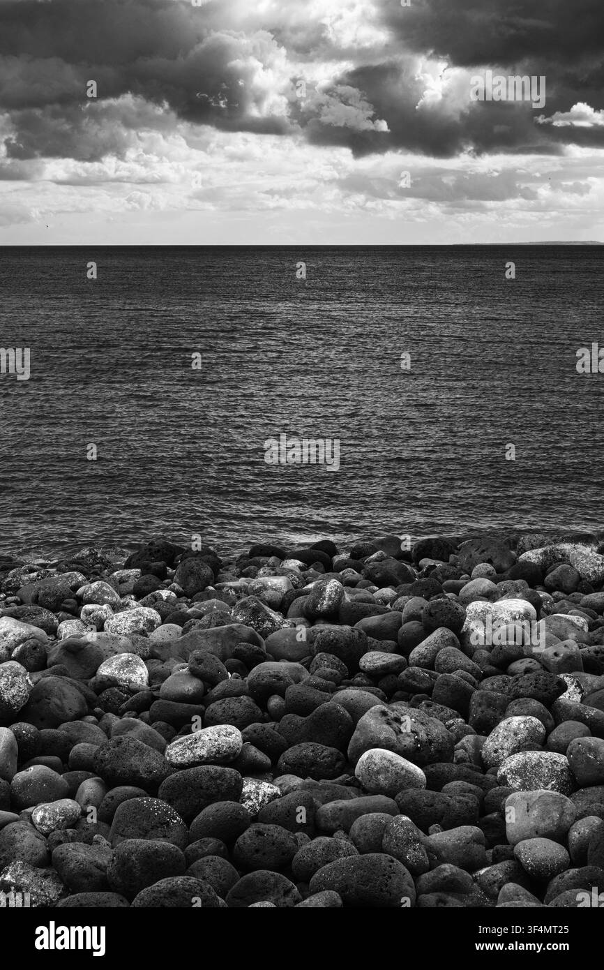 Plage noire et blanche de San Giovanni Li Cuti à Catane, Sicile, Italie Banque D'Images
