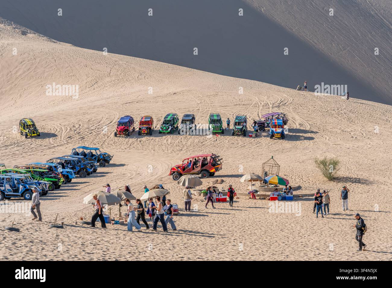 Buggy tout-terrain garés dans le désert de Huacachina à Ica au Pérou, prêts pour le tourisme d'aventure et les excursions dans les dunes de sable. Banque D'Images