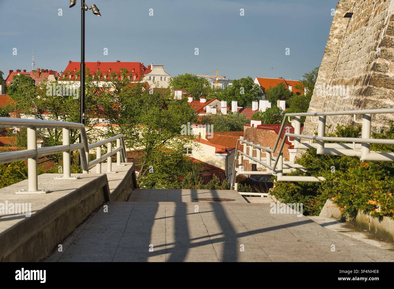 Passage ensoleillée avec vue plongeante sur les toits rouges de Tallinn Banque D'Images
