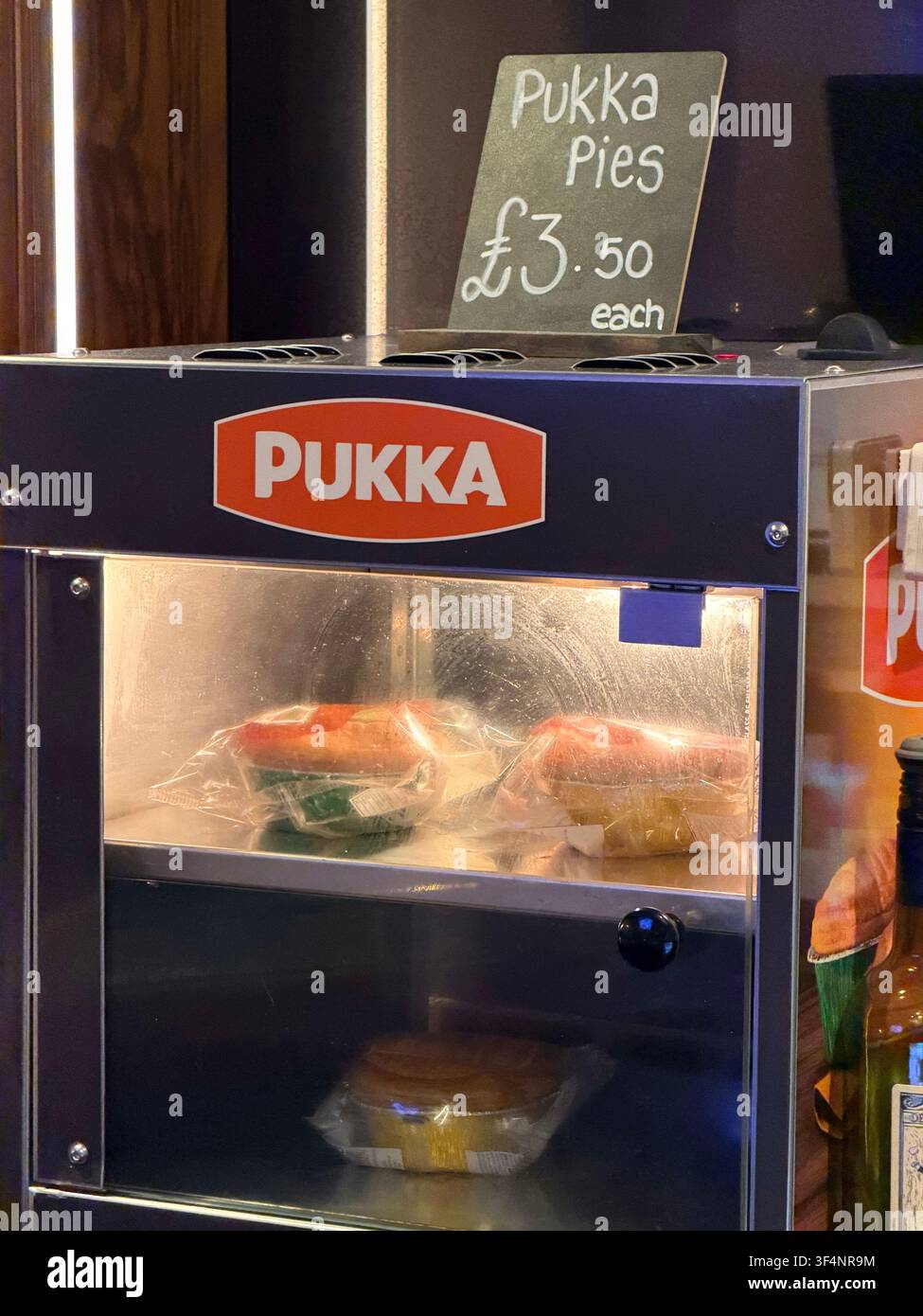 Chauffage Pukka Pies sur un bar Banque D'Images