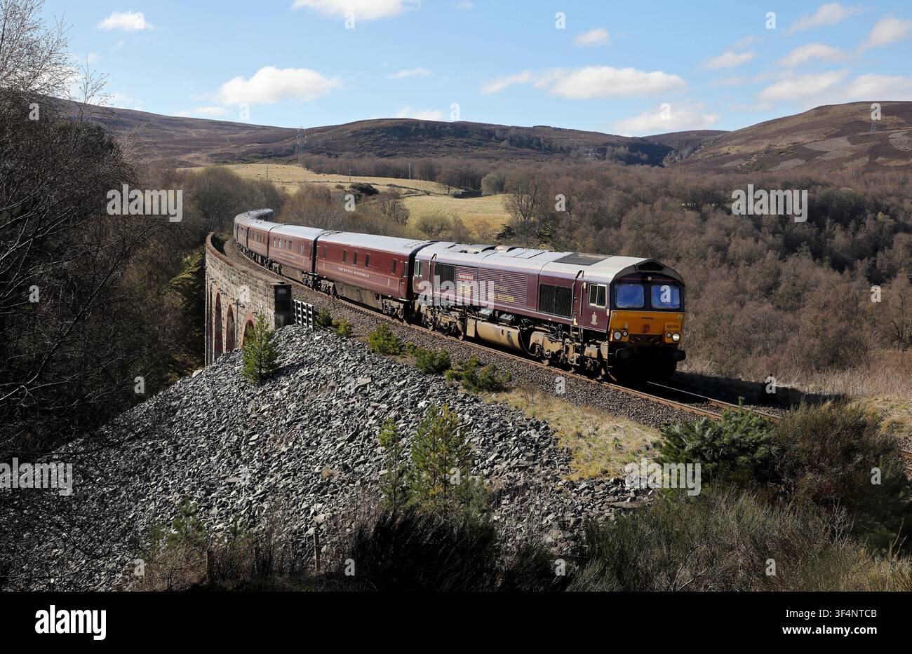 66746 passe Slochd le 22.4.26 avec son Kyle pour le voyage Boat of Garten Royal Scotsman. Banque D'Images