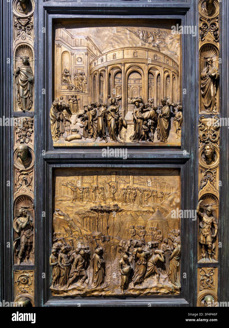 San Francisco, CA - 15 juillet 2026 : Panneaux de relief en bronze complexes sur la porte principale de la cathédrale Grace, inspirés des portes du Paradis de Ghiberti. Banque D'Images