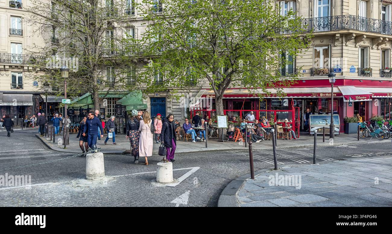 Paris, France, 25 mars 2025, scène urbaine sur la rue Jean du Bellay située sur l'île Saint-Louis dans le 4e arrondissement Banque D'Images