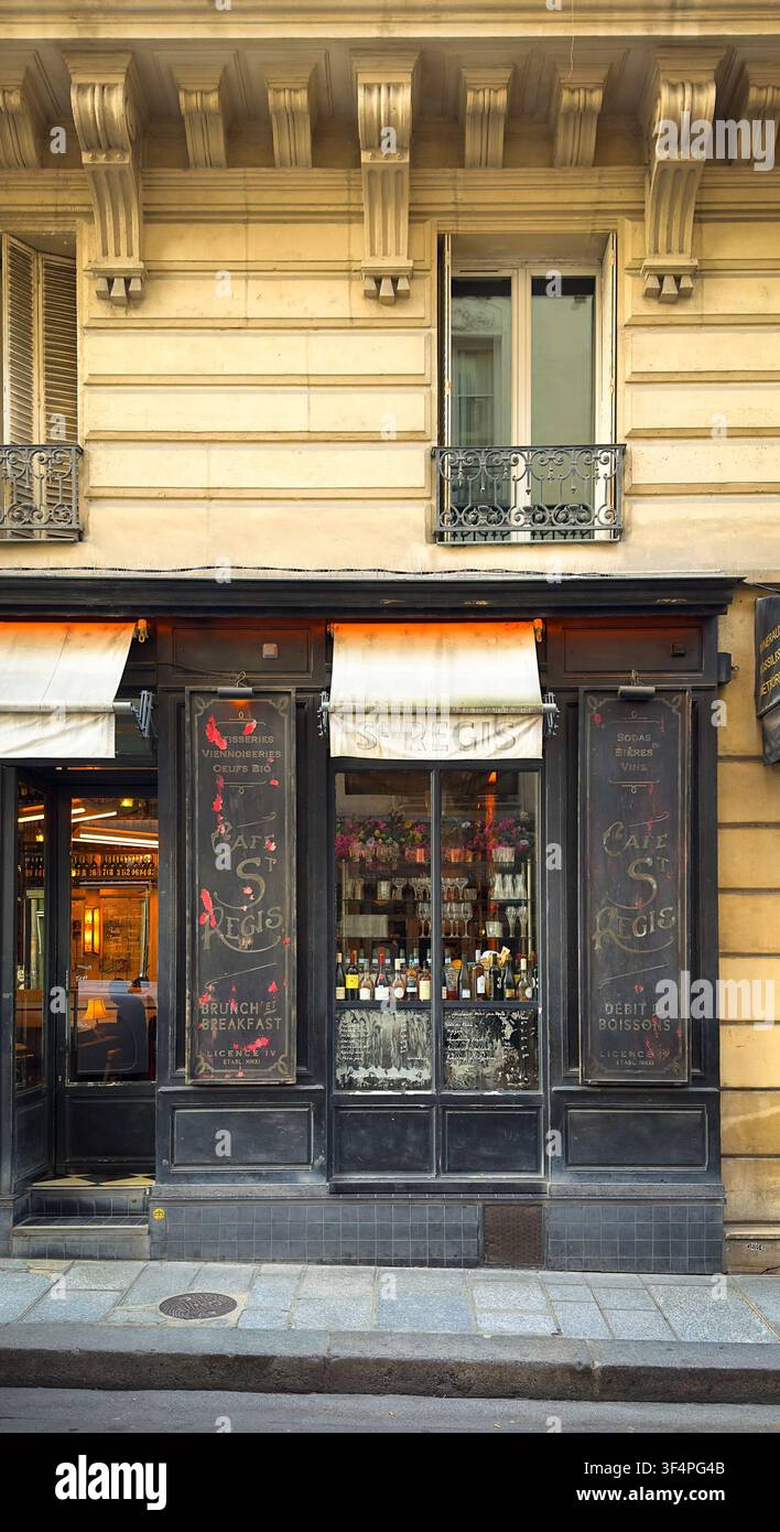 Paris, France, 25 mars 2025, gros plan de Le Saint-Regis, une brasserie située rue Jean du Bellay sur l'île Saint-Louis dans le 4e arrondissement Banque D'Images