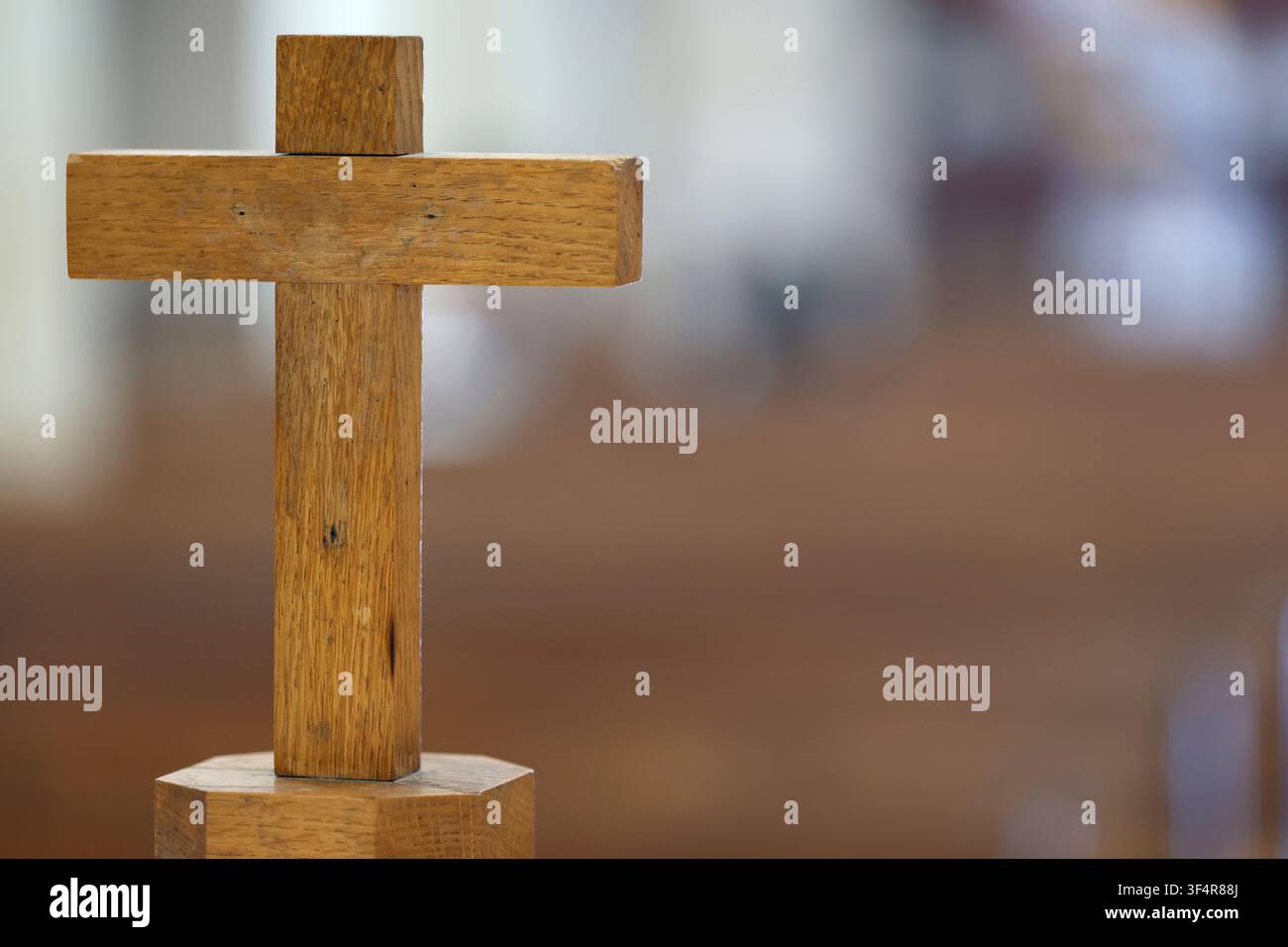 Une croix en bois simple, un symbole chrétien, photographiée en gros plan dans un lieu de culte. Banque D'Images