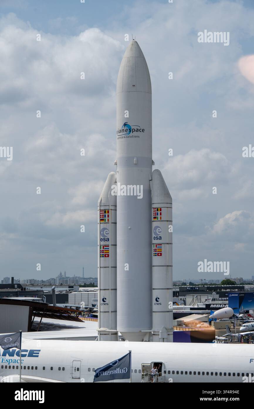 Paris, France - 14 jun 25 : Modèle grandeur nature de la fusée Ariane avec logos ESA et CNES exposé au Bourget à Paris en France. Banque D'Images