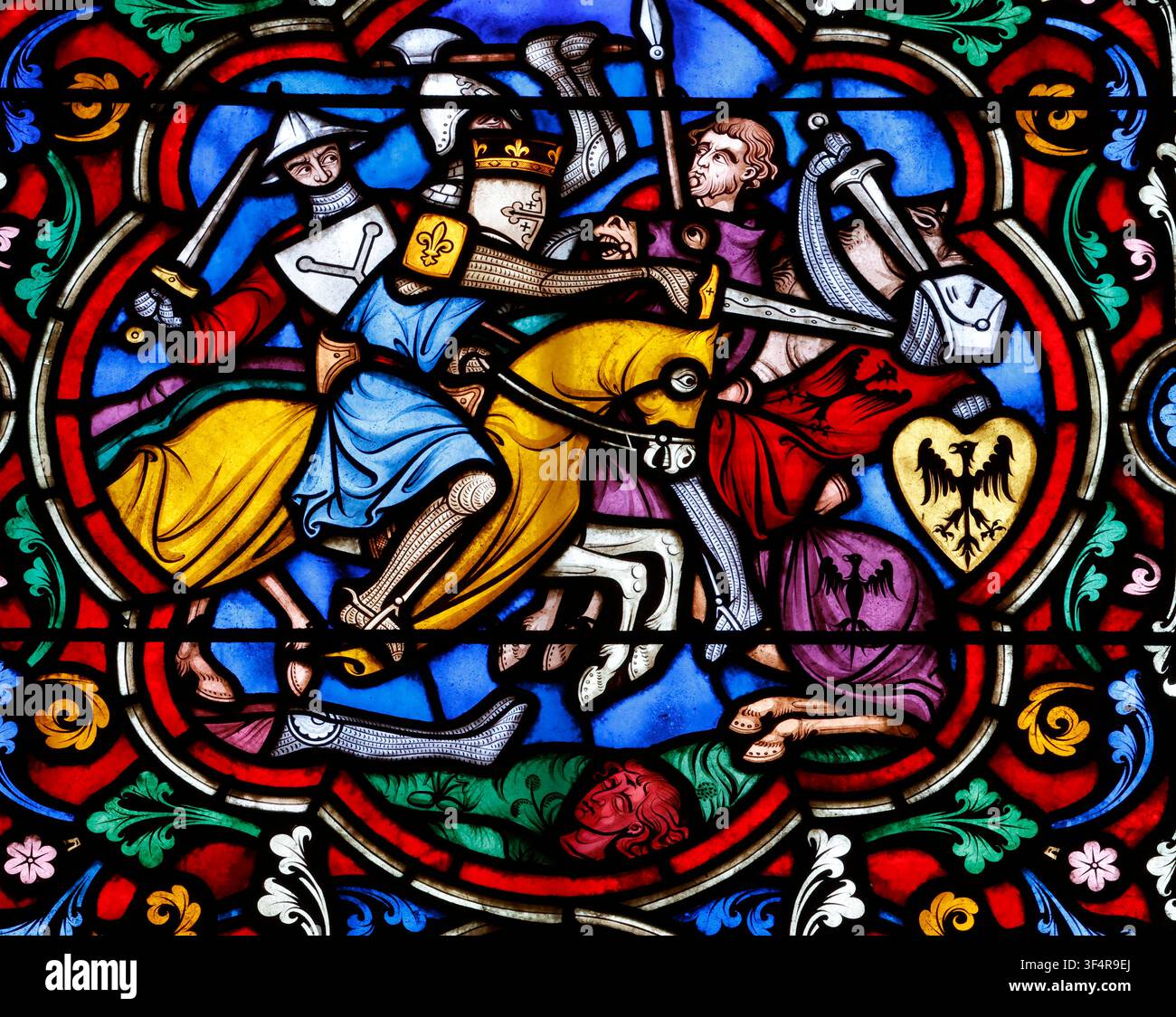 Église Notre-Dame. Vitrail médiéval représentant une scène de bataille mettant en scène le roi Saint Louis en armure à cheval. Banque D'Images