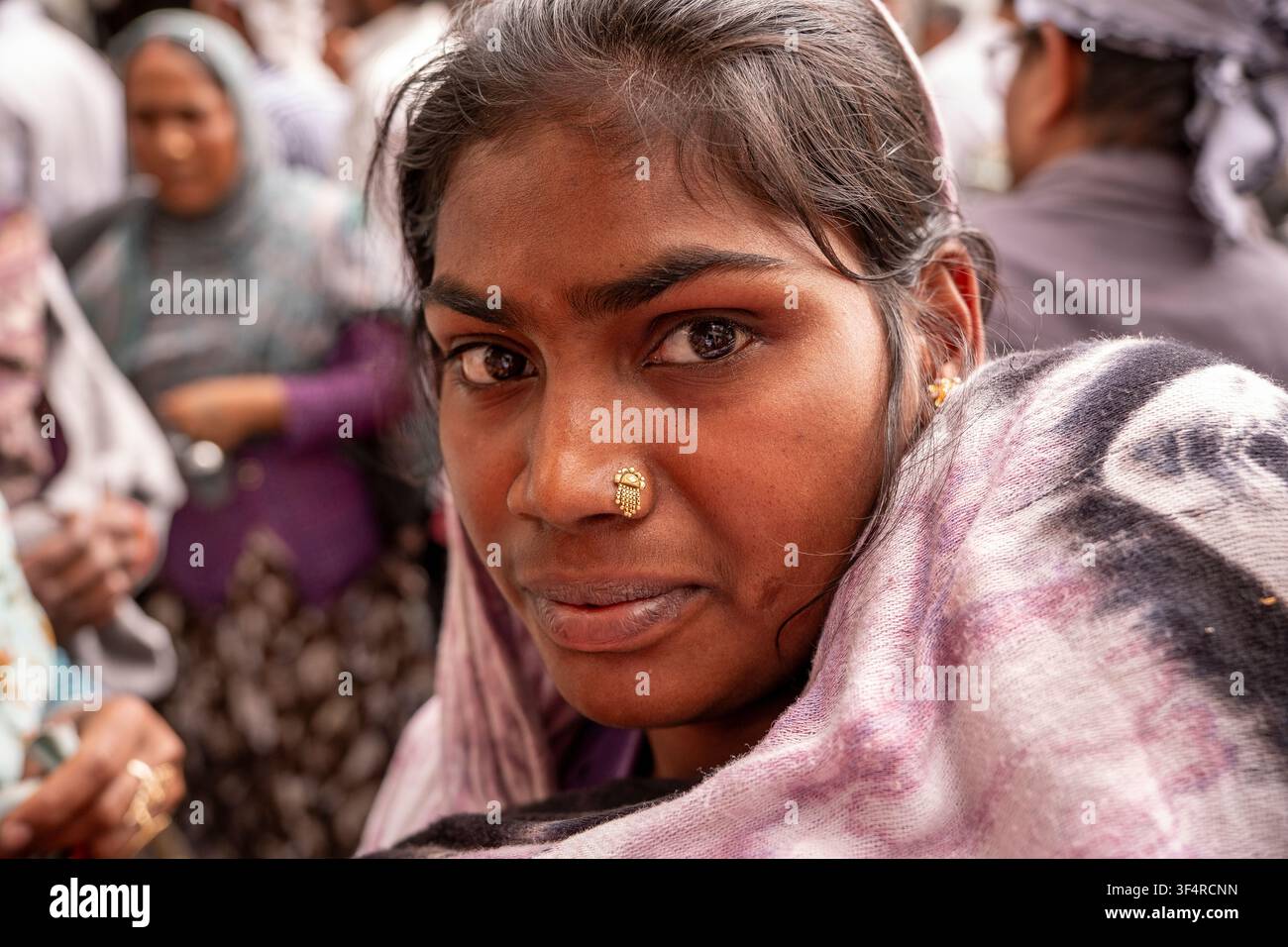 Portrait d'une jeune femme portant un foulard et une boucle de nez, à l'extérieur de la mosquée Jama Masjid Khairuddin à Amritsar, en Inde. Banque D'Images