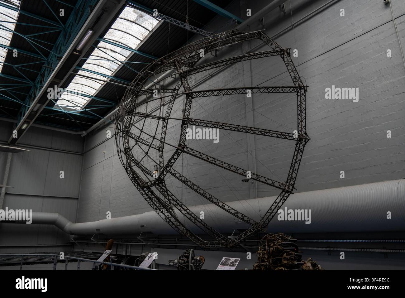 Paris, France - 14 jun 25 : Structure cadre d’un dirigeable historique suspendue dans une salle du musée au Musée de l'Air et de l'Espace à Le Bourget, France. Banque D'Images