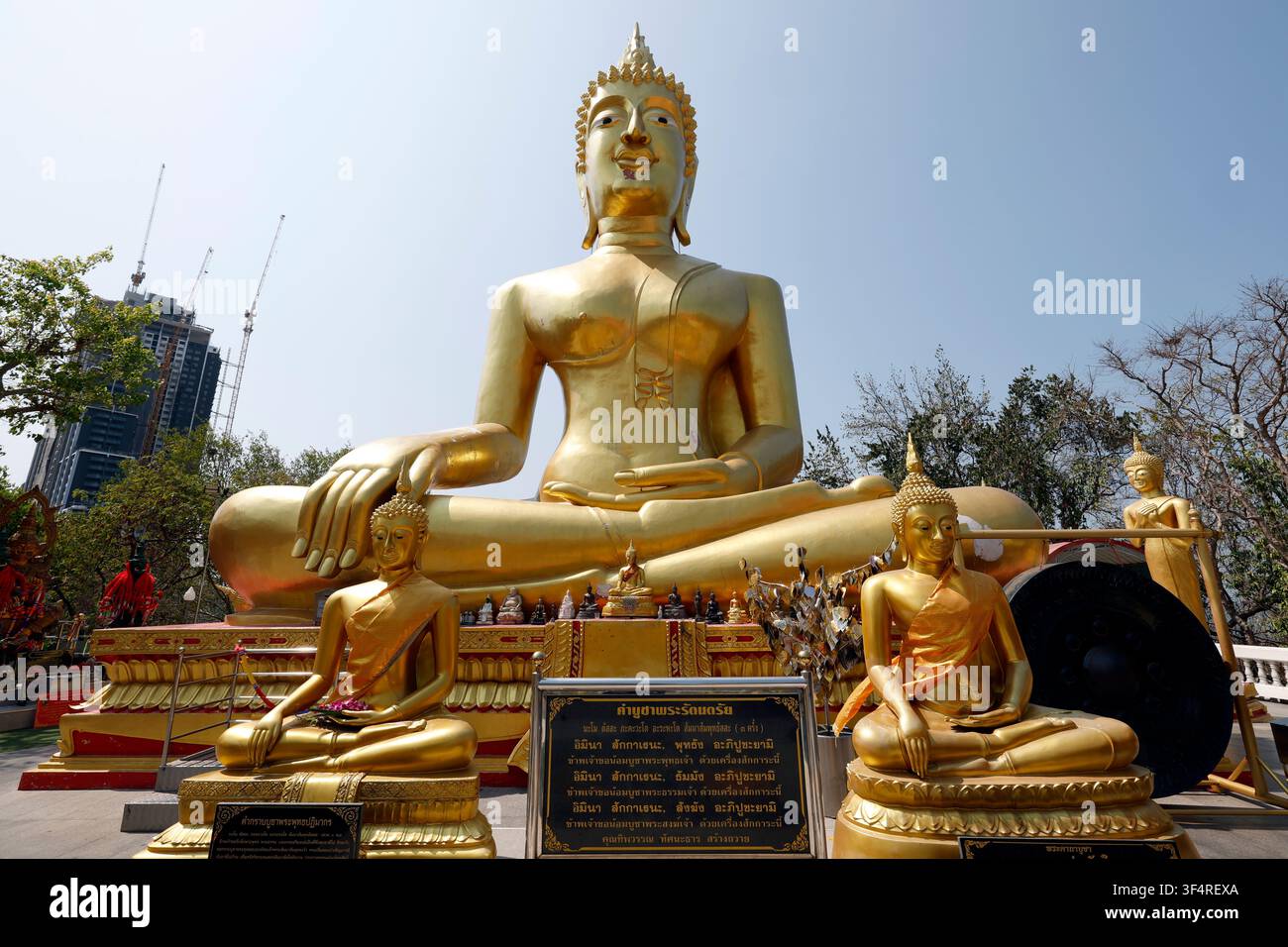 Wat Phra Yai. Assis dans le mudra Bhumisparsha, le Grand Bouddha Doré mesure 18 mètres de haut. Pattaya, Thaïlande. Banque D'Images