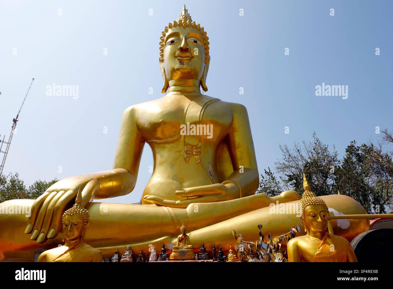 Wat Phra Yai. Assis dans le mudra Bhumisparsha, le Grand Bouddha Doré mesure 18 mètres de haut. Pattaya, Thaïlande. Banque D'Images