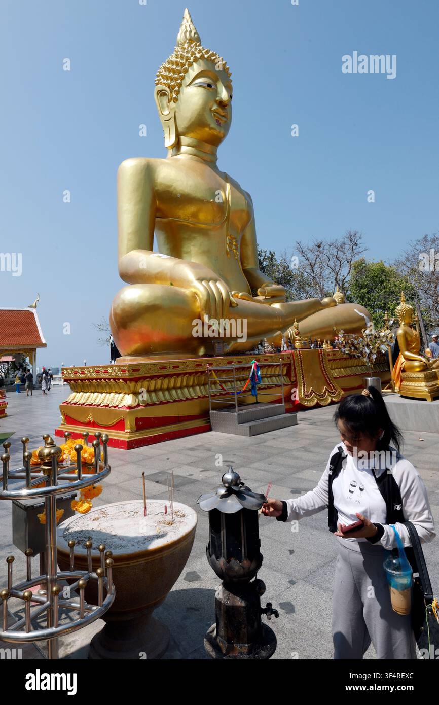 Wat Phra Yai. Assis dans le mudra Bhumisparsha, le Grand Bouddha Doré mesure 18 mètres de haut. Pattaya, Thaïlande. Banque D'Images