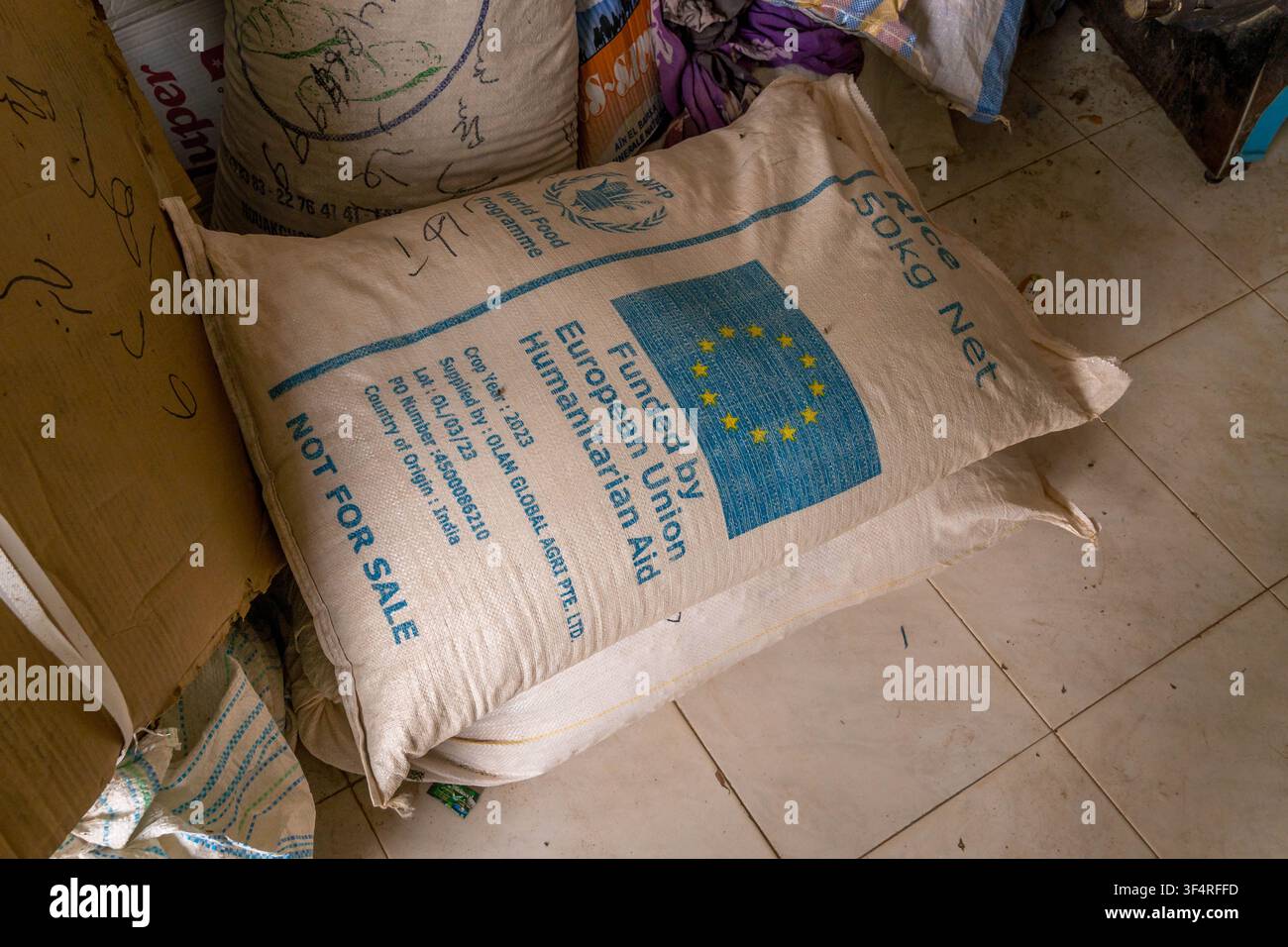 Sac de nourriture d'aide humanitaire de l'UE, mettant en évidence la distribution de secours, les conditions de pauvreté et les difficultés économiques dans un contexte de crise, à Atar, en Mauritanie. Banque D'Images