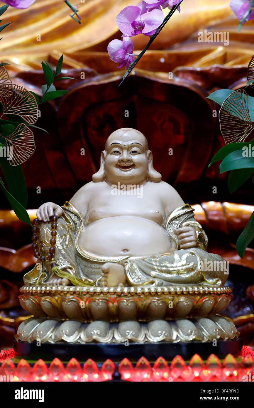 Pagode Xa Loi. Une statuette de Budai – avec son sourire radieux, son ventre proéminent et son chapelet – caractérise cette figure légendaire identifiée à l'avenir Banque D'Images