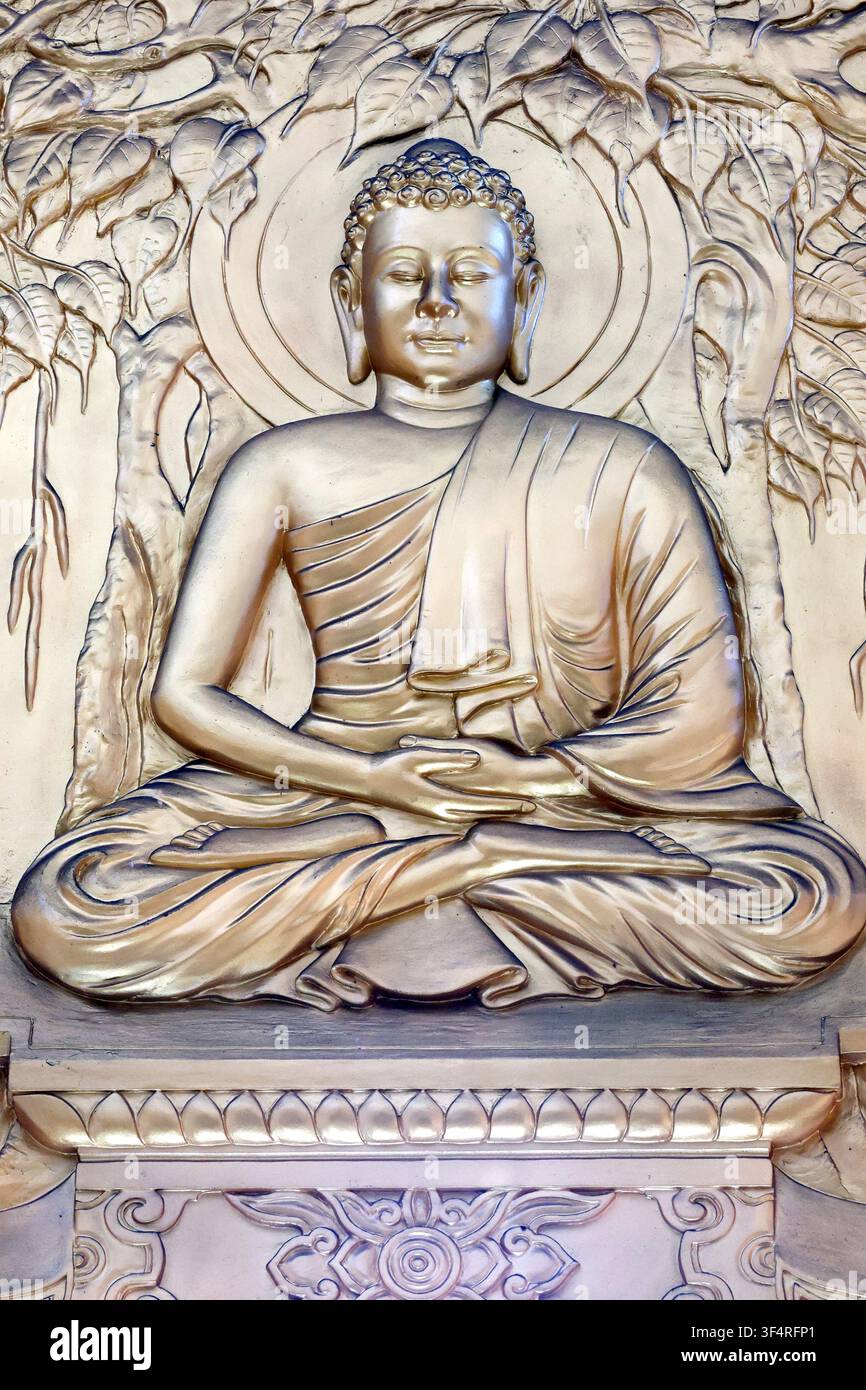 Pagode Xa Loi. Une sculpture dorée représente le Bouddha en profonde méditation sous l’arbre Bodhi, symbolisant l’atteinte de l’illumination et du Nirvana Banque D'Images