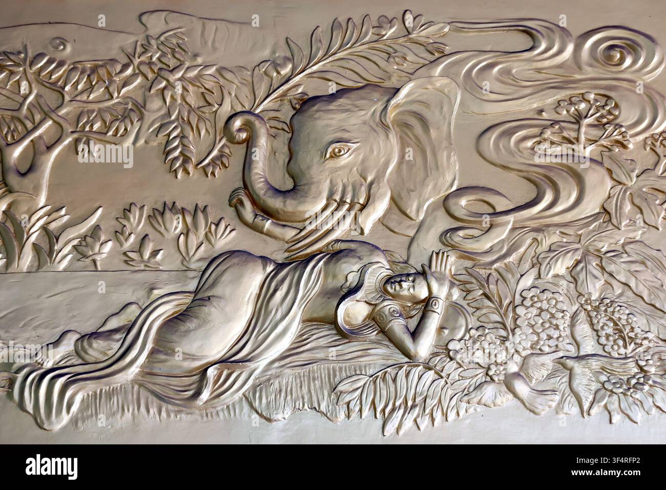 Pagode de Xa Loi. La reine Maya a fait un rêve dans lequel un éléphant à six défenses est entré dans son corps par le côté droit, et elle est tombée enceinte à la suite de cela Banque D'Images