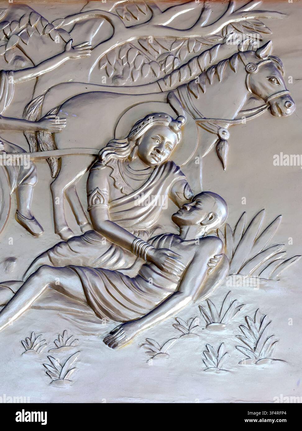 Pagode Xa Loi. Cette sculpture en relief représente une scène de compassion dans laquelle Siddhartha Gautama vient en aide à un homme. Ho Chi Minh Ville, Vietnam. Banque D'Images
