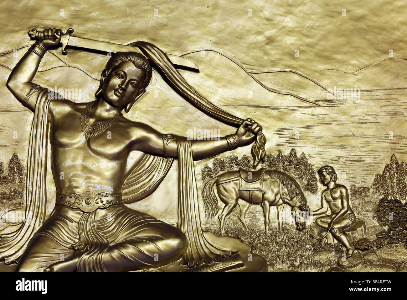 Pagode Quoc Tu, Vietnam. Cette sculpture dorée représente Siddhartha Gautama coupant ses cheveux avec une épée, symbolisant son renoncement au matériel Banque D'Images