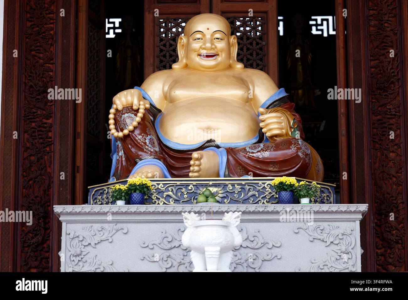 Pagode de Quoc An Khai Tuong. Statue dorée de Maitreya Bouddha. Son expression joyeuse, son ventre rond et ses accessoires symbolisent la prospérité et le spirituel c Banque D'Images