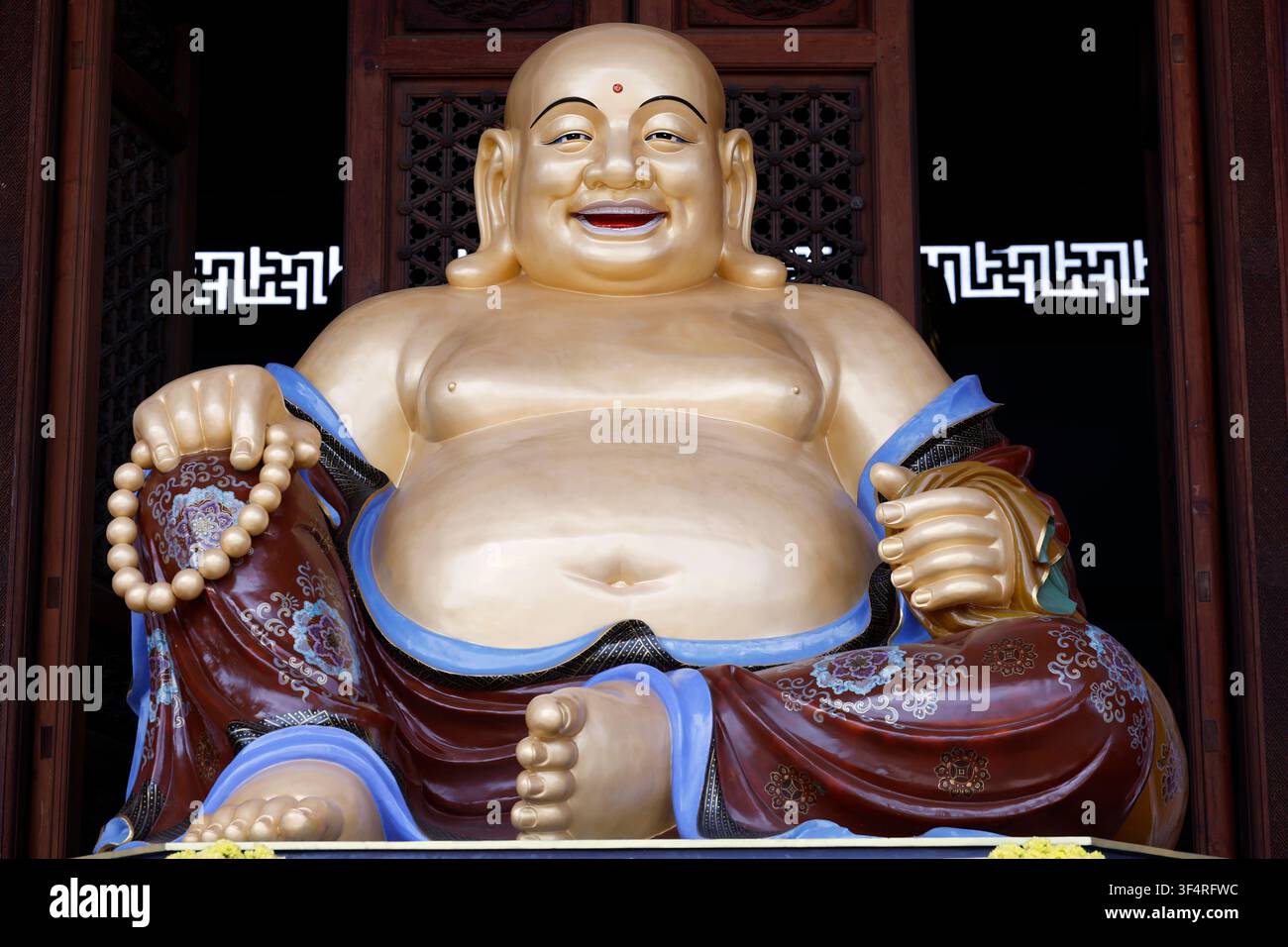 Pagode de Quoc An Khai Tuong. Statue dorée de Maitreya Bouddha. Son expression joyeuse, son ventre rond et ses accessoires symbolisent la prospérité et le spirituel c Banque D'Images