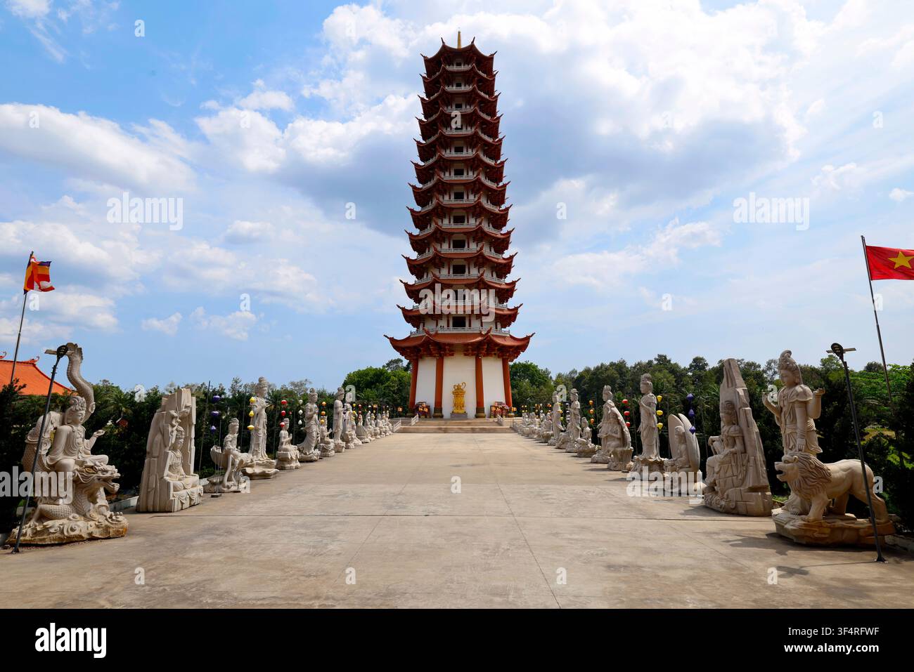 Architecture bouddhiste vietnamienne de la pagode Quoc An Khai Tuong, une tour monumentale à plusieurs niveaux. Long Phuoc, Vietnam. Banque D'Images