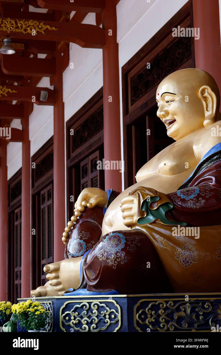 Pagode de Quoc An Khai Tuong. Statue dorée de Maitreya Bouddha. Son expression joyeuse, son ventre rond et ses accessoires symbolisent la prospérité et le spirituel c Banque D'Images