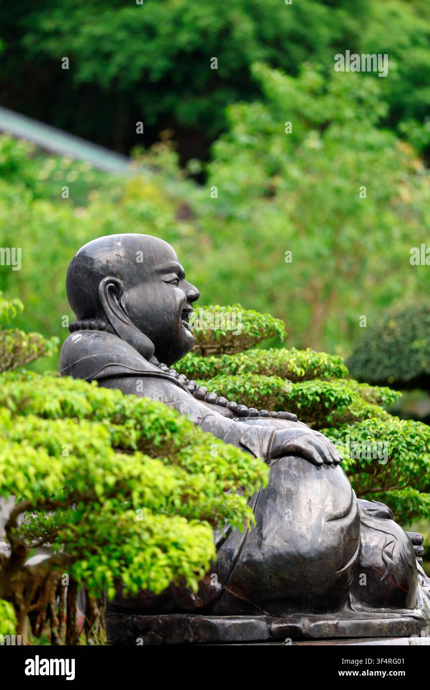 Pagode de Bai Dinh. Statue en bronze d’un Bouddha riant, un symbole de bonheur et de prospérité. Il est une incarnation populaire de Maitreya, le Bouddha du Banque D'Images