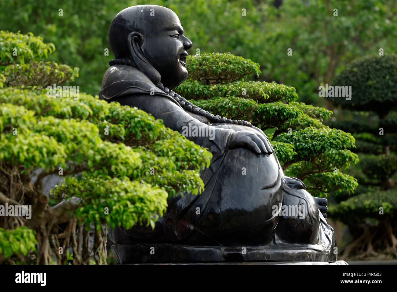 Pagode de Bai Dinh. Statue en bronze d’un Bouddha riant, un symbole de bonheur et de prospérité. Il est une incarnation populaire de Maitreya, le Bouddha du Banque D'Images
