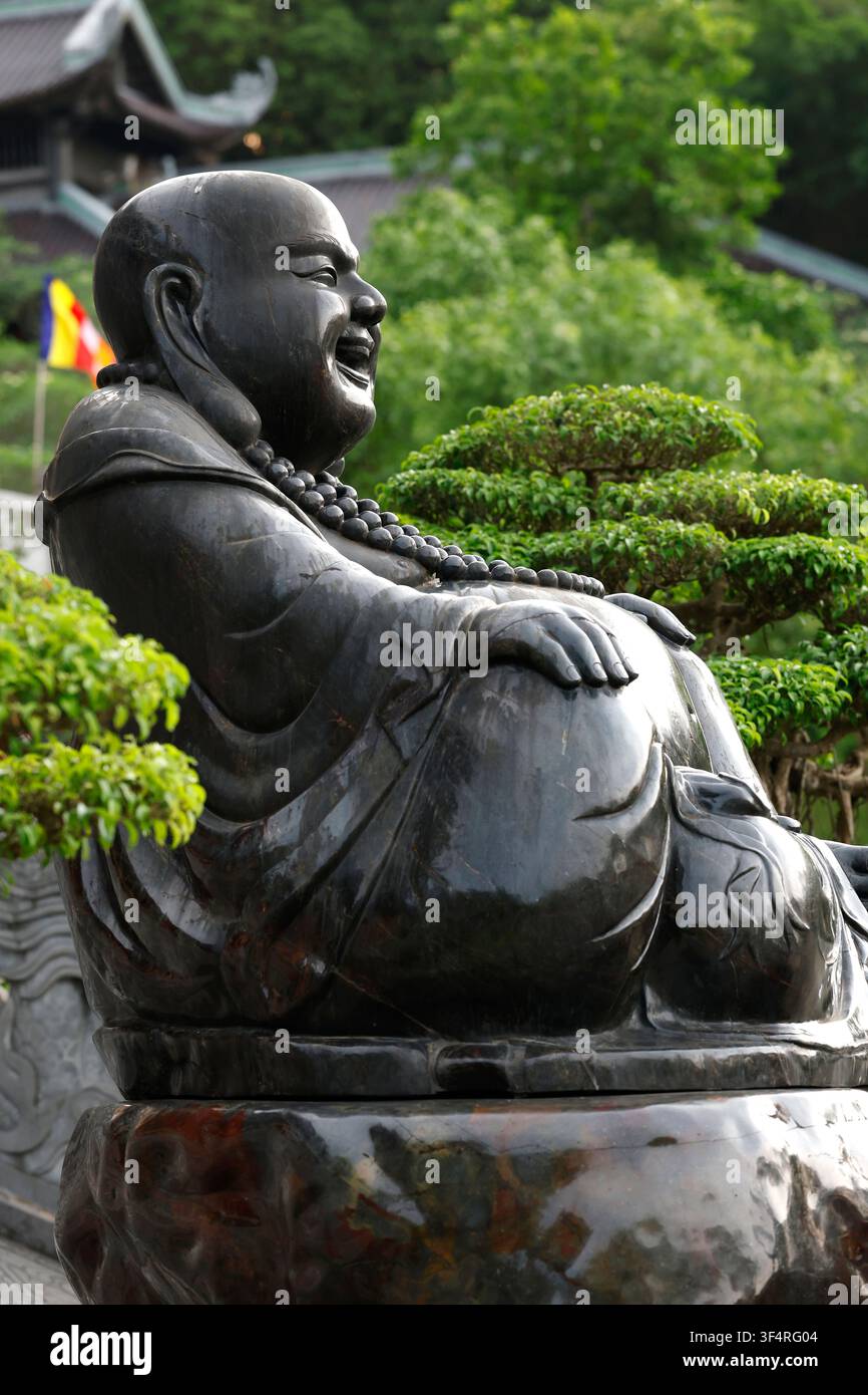 Pagode de Bai Dinh. Statue en bronze d’un Bouddha riant, un symbole de bonheur et de prospérité. Il est une incarnation populaire de Maitreya, le Bouddha du Banque D'Images