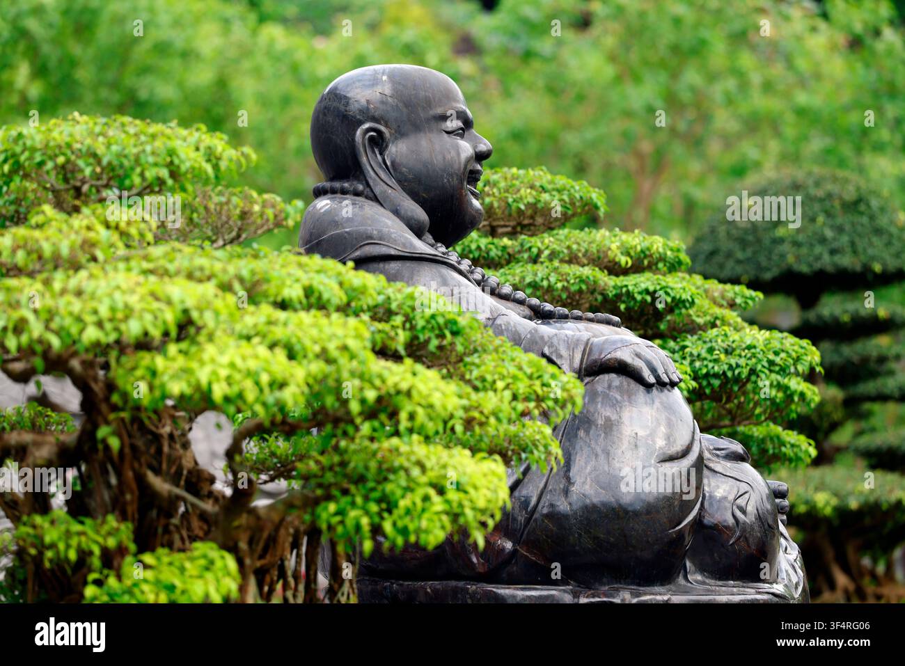 Pagode de Bai Dinh. Statue en bronze d’un Bouddha riant, un symbole de bonheur et de prospérité. Il est une incarnation populaire de Maitreya, le Bouddha du Banque D'Images