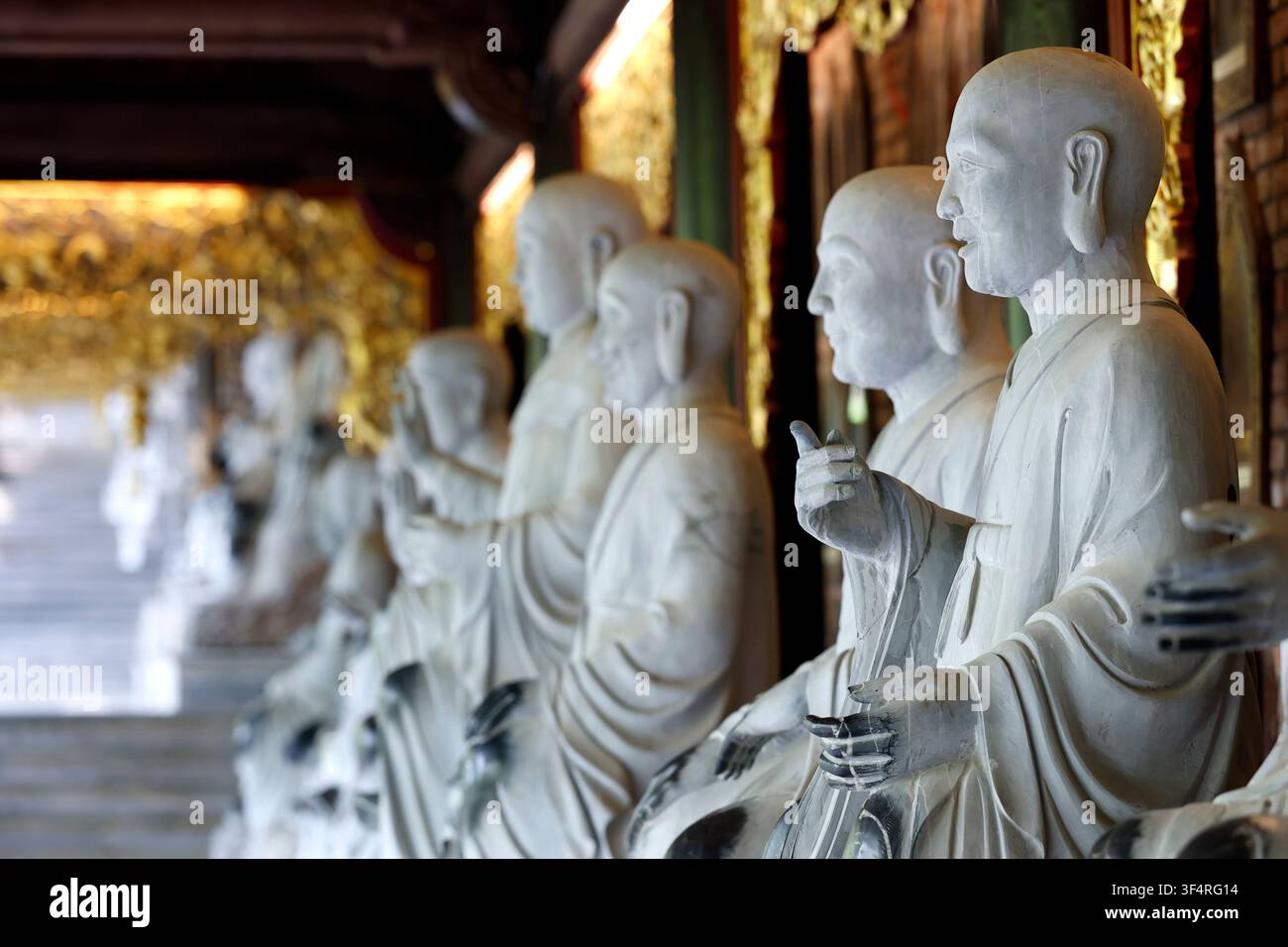 Pagode de Bai Dinh. Salle des 500 Arhats. Les moines de marbre blanc sont des disciples éveillés du Bouddha. Chaque arhat tient un attribut spécifique. Ninh B Banque D'Images