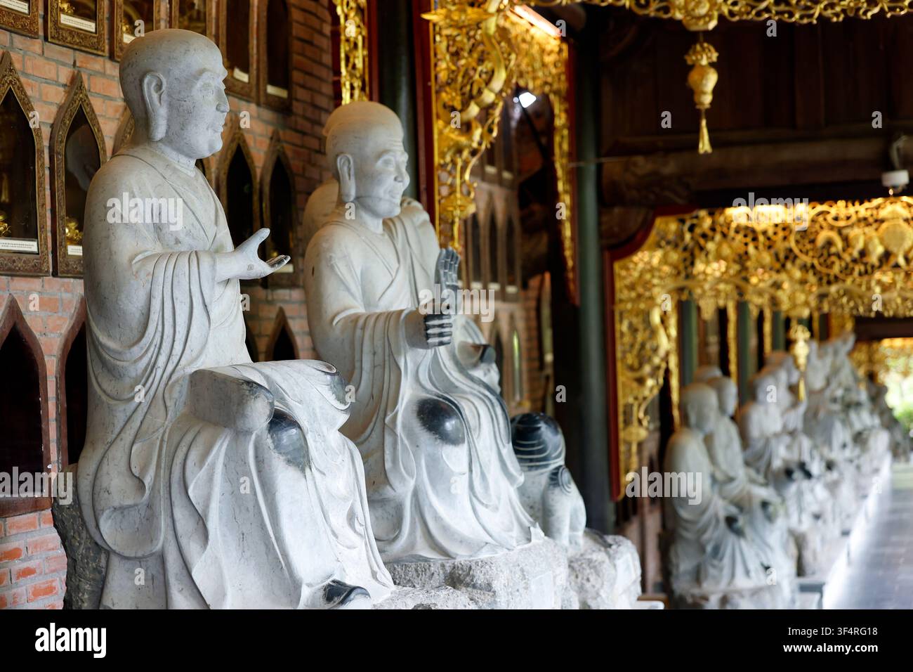 Pagode de Bai Dinh. Salle des 500 Arhats. Les moines de marbre blanc sont des disciples éveillés du Bouddha. Chaque arhat tient un attribut spécifique. Ninh B Banque D'Images