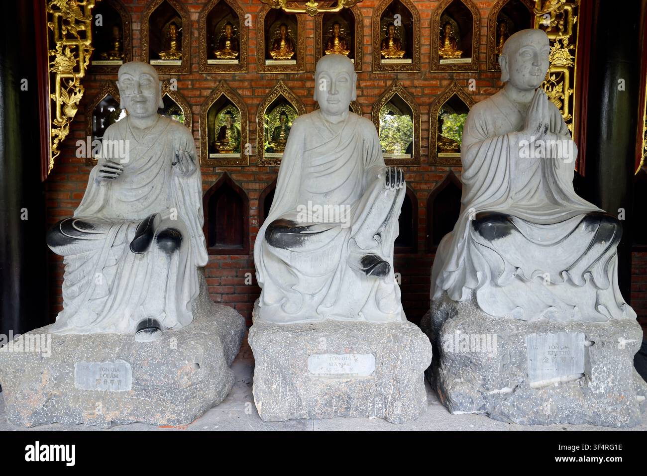 Pagode de Bai Dinh. Salle des 500 Arhats. Les moines de marbre blanc sont des disciples éveillés du Bouddha. Chaque arhat tient un attribut spécifique. Ninh B Banque D'Images
