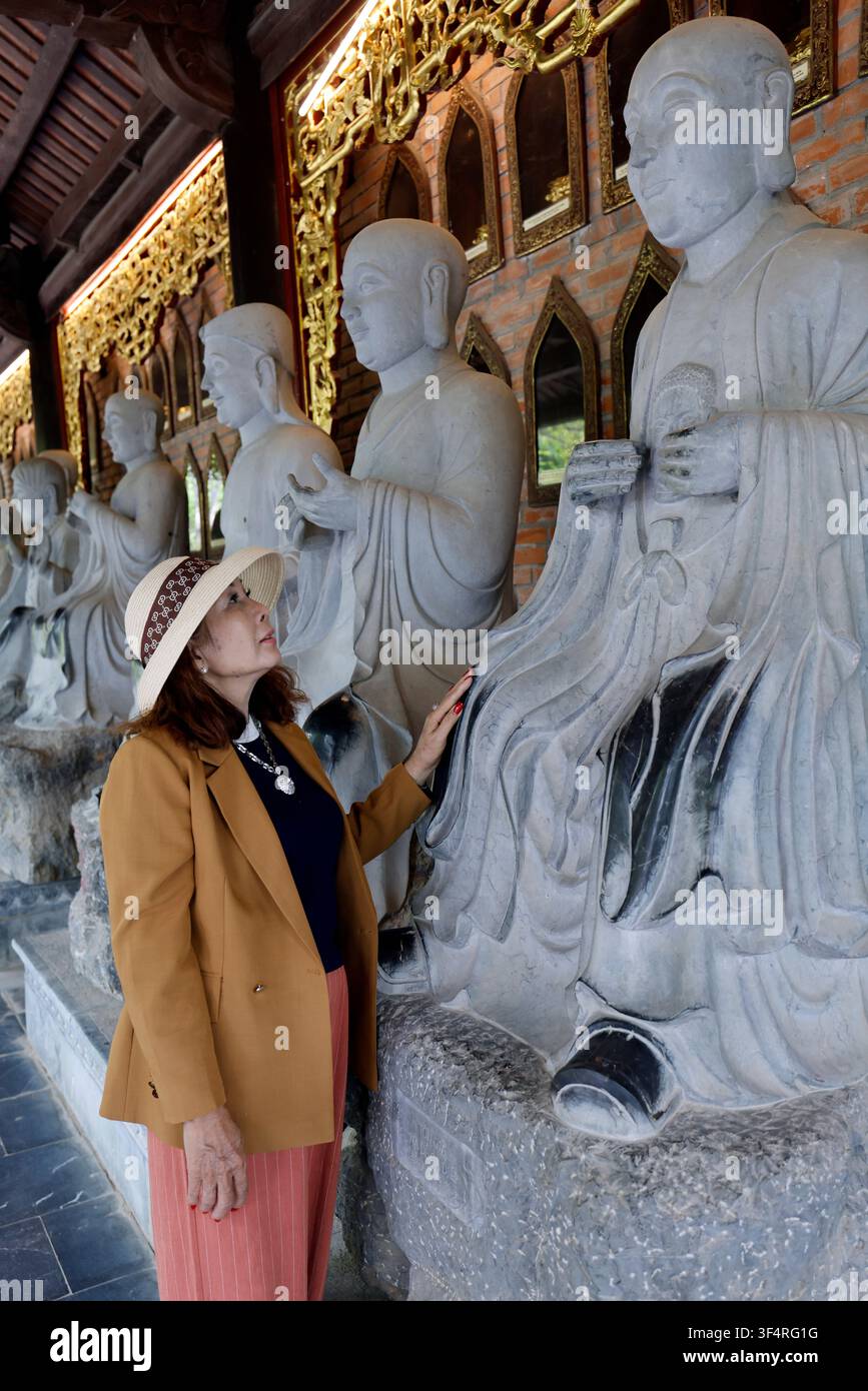 Pagode de Bai Dinh. Salle des 500 Arhats. Les moines de marbre blanc sont des disciples éveillés du Bouddha. Chaque arhat tient un attribut spécifique. Ninh B Banque D'Images