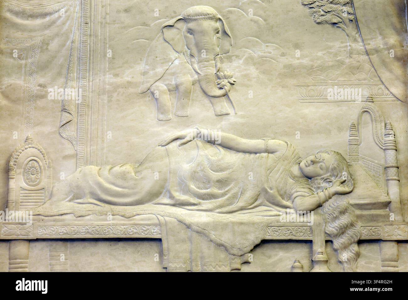 Pagode de Bai Dinh. Sculpture représentant la reine Maya rêvant d'un éléphant blanc portant une fleur de lotus, préfigurant la naissance de Siddhartha Gautama. N Banque D'Images